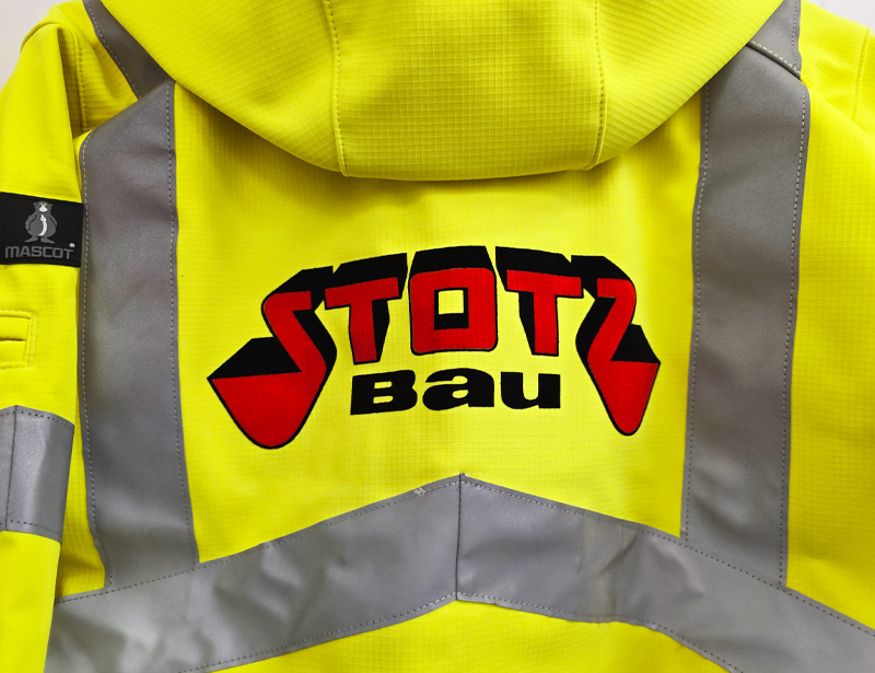 Jacke mit Firmenlogo
